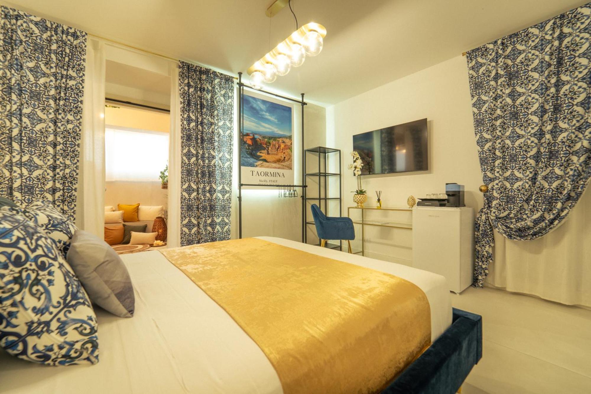 Johnny'S Suites Taormina Beach Bay Exterior photo